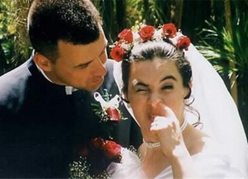 Funny-Wedding-Photos-Bride-Picking-Nose.jpg