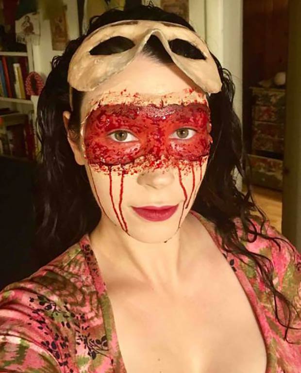 35 of the Best Halloween Costume ~ creative halloween costumes, DIY homemade halloween costumes, cool scary woman bloody face